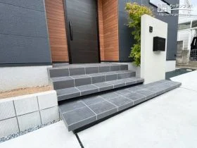 門柱との一体感をもたらす上質な浮き階段[施工後]