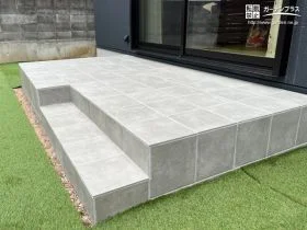 見た目も美しい仕上がりの上質な印象のタイルデッキ[施工後]