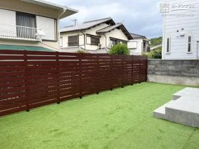 落ちついた印象のお庭をつくる木目調の目隠しフェンス[施工後]