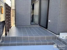玄関ポーチとデザインや高さを合わせたタイルデッキ[施工後]