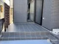 玄関ポーチとデザインや高さを合わせたタイルデッキ