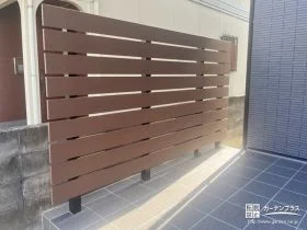 強度に優れた木目調の目隠しフェンス[施工後]