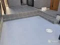 玄関ポーチと高さを揃えたタイルデッキ