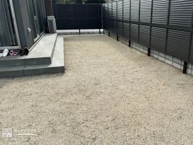 軽量なアルミ製目隠しフェンスで囲ったシックなお庭[施工後]
