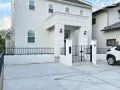 クラシカルな建物が際立つデザインウォール