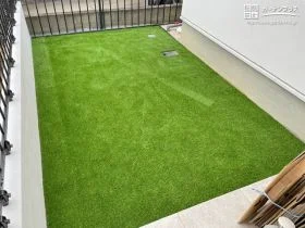 白い塗装塀とも相性の良い鮮やかな人工芝[施工後]