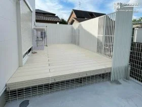 空間を広く見せる真っ白なウッドデッキ[施工後]