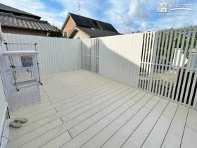 スリット幅に変化をもたせた視覚的にも楽しめる目隠しフェンス[施工後]