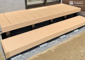 リビングと段差なくフラットに繋がるウッドデッキ[施工後]