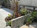 植栽スペース脇に華やかなデザインのブロックを施工