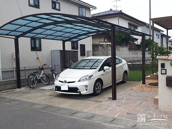 乱形石や人工芝の色味が生え機能性も向上したお庭周り工事