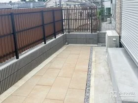 おしゃれに転落防止と目隠しを叶える木目調フェンス設置工事