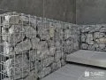 鉄製のかごに自然石を詰めてつくる存在感のあるガビオン