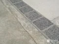 駐車スペースを彩る雑草対策用のピンコロ石