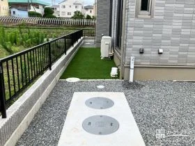 圧迫感の無い境界フェンスと緑鮮やかな人工芝[施工後]