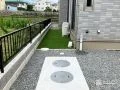 圧迫感の無い境界フェンスと緑鮮やかな人工芝