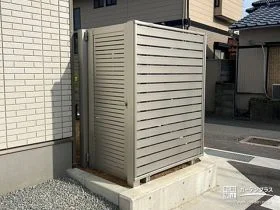 フェンスとデザインを合わせ統一感を出した門扉[施工後]