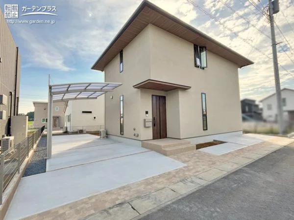 建物全体の一体感を意識したナチュラルテイストの新築外構