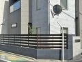 道行く人の視線を遮る高級感のある目隠し
