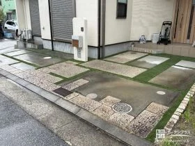 駐車スペースに人工芝を敷設して緑鮮やかに[施工後]