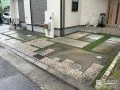 駐車スペースに人工芝を敷設して緑鮮やかに