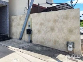 隣地境界へのデザイン性と機能性を両立させた建材パネル設置工事