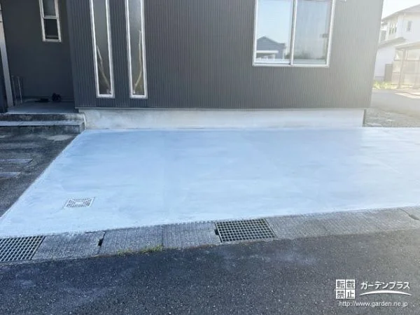 前庭部分にコンクリートを打設し駐車スペースとて活用する工事