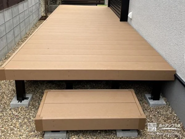 ステップ付きで上り下りも快適な再生木ウッドデッキ設置工事