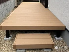 ステップ付きで上り下りも快適な再生木ウッドデッキ設置工事