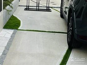 スリット部分に人工芝で緑を加え爽やかな仕上がりに[施工後]
