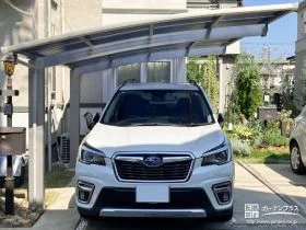 優しい印象のカーポートと目隠し効果のあるロックガーデン工事