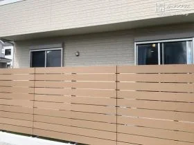天然木のような風合いを楽しめる目隠しフェンス[施工後]
