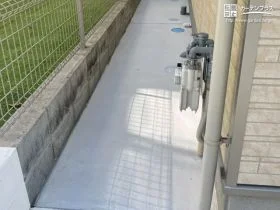 雑草対策万全なコンクリート舗装した犬走り[施工後]