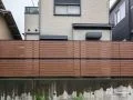 木目調がナチュラルで美しい目隠しフェンス