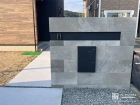 色ムラの強い石目調タイルが印象的な造作門柱[施工後]