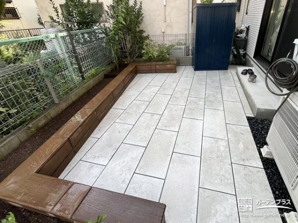 古木の質感を追求した化粧ブロックで趣のある花壇を施工した工事