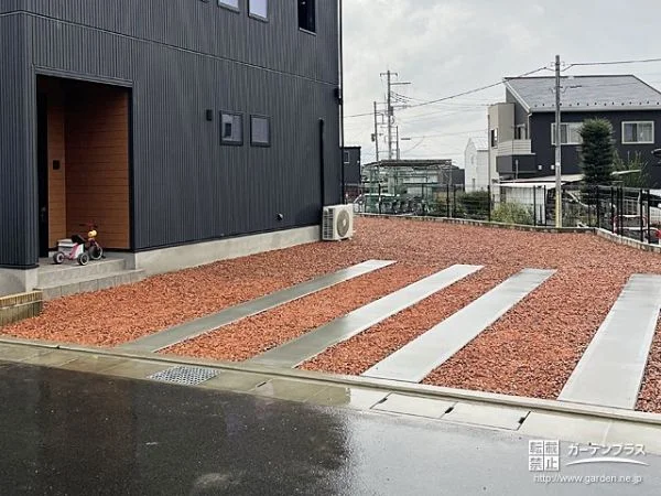 瓦チップとコンクリートのコントラストが美しい駐車スペース工事