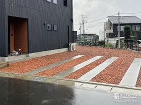 瓦チップとコンクリートのコントラストが美しい駐車スペース工事