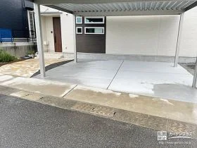 快適な駐車スペースと高級感あふれる乱形石貼りのアプローチ工事