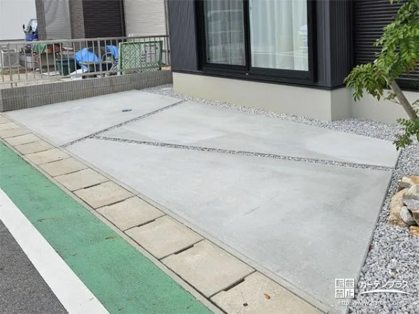 斜めに入ったスリットがスタイリッシュな駐車スペース工事