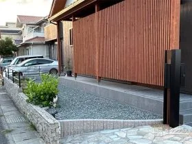 枕木材を使用した玄関ポーチがモダンなお住まいにマッチする工事