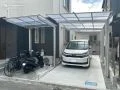 L字型のファサードを活かして、雨や紫外線から大切な愛車を守る駐車スペース