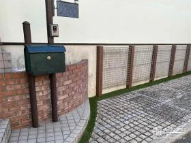 ローメンテナンスで可愛らしい印象の玄関周り[施工後]