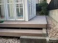 ピンクの玉砂利が可愛らしい印象の犬走り