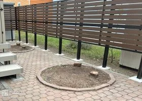 デッキ上のプライベート空間を守る目隠しフェンス[施工後]