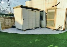 白砂利で雑草対策しながら、明るく仕上げた物置まわり[施工後]