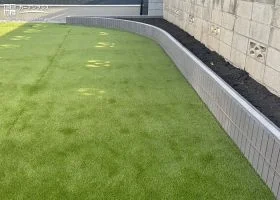 温かなお庭に調和する曲線デザインの植栽スペース[施工後]