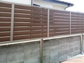 木目調が優しい印象の目隠しフェンス[施工後]