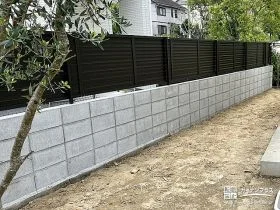生垣をフェンスに替えたローメンテナンスな敷地境界設置工事