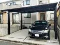 フラット屋根とブラックフレームがモダンな印象のカーポート工事